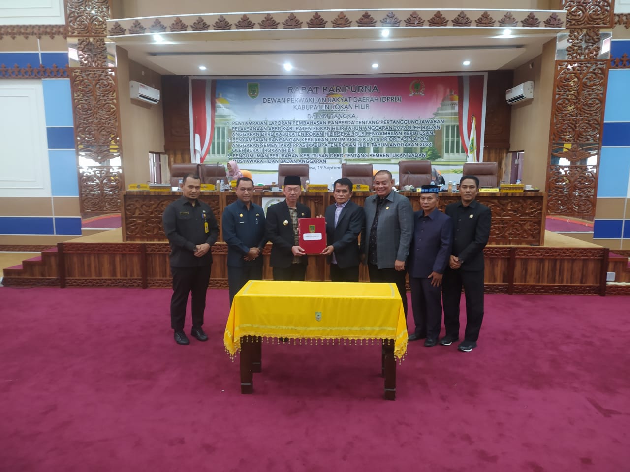 Bupati Rohil Afrizal Sintong menyampaikan KUA PPAS anggaran 2024 di DPRD Rohil (foto/zal)