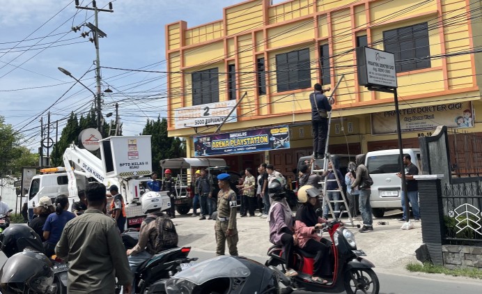 Pemko Pekanbaru dan Apjatel mulai tertibkan kabel fiber optik semrawut (foto/Tata)