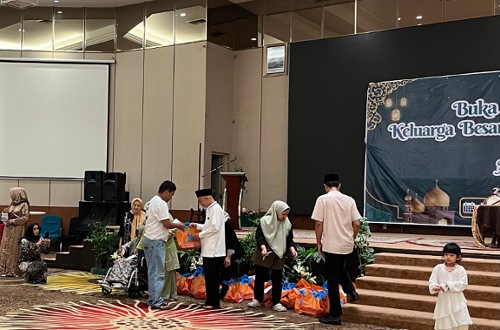 Kegiatan buka puasa bersama dan santunan anak yatim yang digelar Hotel Mutiara Merdeka Pekanbaru.(foto: tata/halloriau.com)