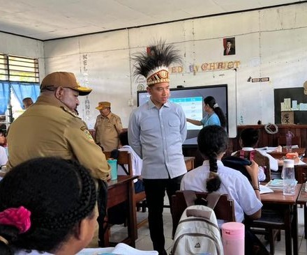 Wakil Presiden Gibran Rakabuming Raka meninjau Sekolah Kristen Yahukimo, Papua Pegunungan, Selasa (21/4/2026). 