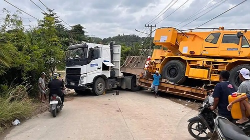 Truk trailer pengangkut crane gagal nanjak di Jalan Badak Pekanbaru.(foto: tribunpekanbaru.com)