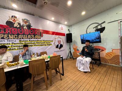 Bawaslu Rohil menggelar kegiatan "Ngabuburit Pengawasan" untuk meningkatkan literasi politik dan kesadaran masyarakat. (Foto: Afrizal)
