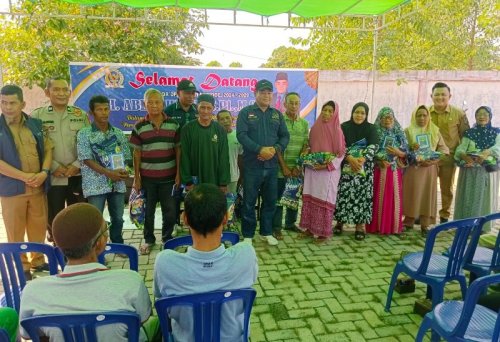 Senator DPD asal Riau, Abdul Hamid, dan PWI Pelalawan menggelar bakti sosial (foto/Andy)