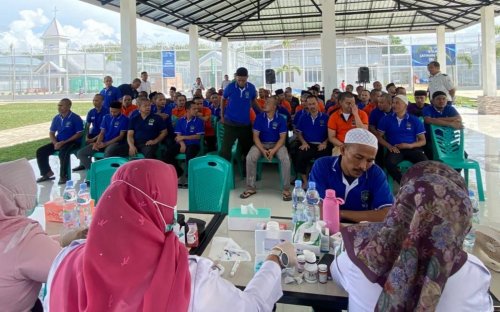 Warga binaan Lapas Bagansiapiapi jalani pemeriksaan kesehatan.(foto: afrizal/halloriau.com)