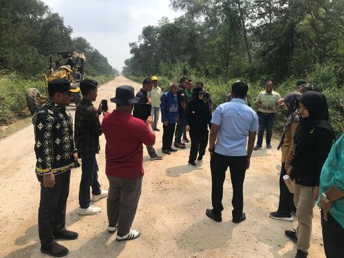 PT Arara Abadi APP Group memperbaiki jalan lintas Sungai Mandau-Perawang sepanjang 11,8 km di Siak. (Foto: Istimewa)