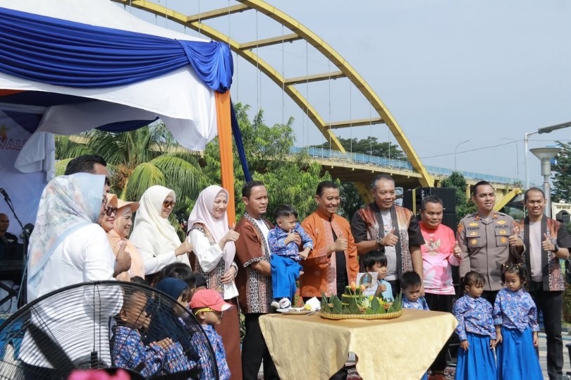 Wako Pekanbaru, Agung Nugroho serahkan gerobak jualan untuk UMKM di Kawasan Tuan Kadi (foto/Tata)