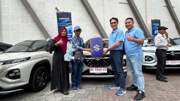 Sugito Syarif dan isteri menerima penyerahan Suzuki Fronx dari Santoni, Kawil Suzuki Riau, Sabtu (5/7/2025). Foto Ist