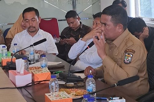 Bupati Pelalawan, Zukri gelar rakor terkait kelangkaan BBM subsidi.(foto: andi/halloriau.com)