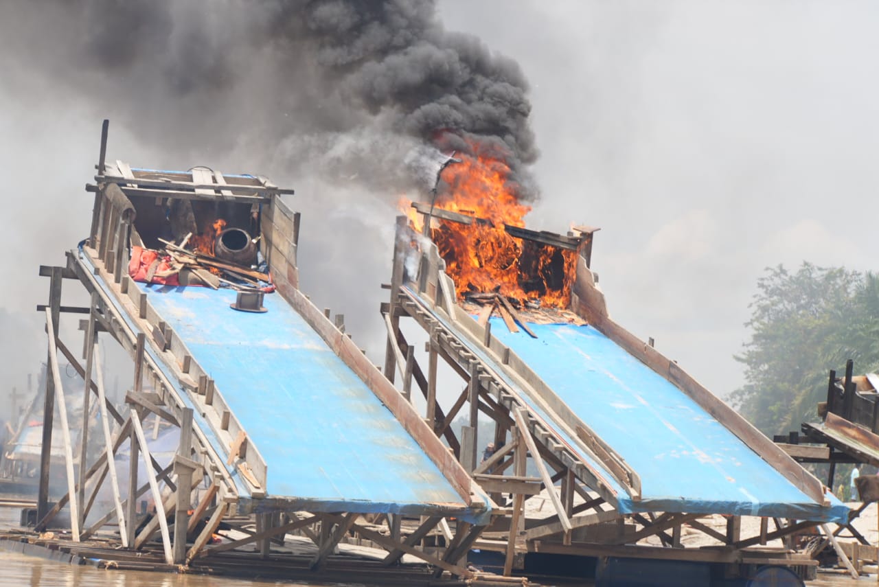 Alat tambang emas ilegal di Kuansing dimusnahkan aparat (foto/ultra) 