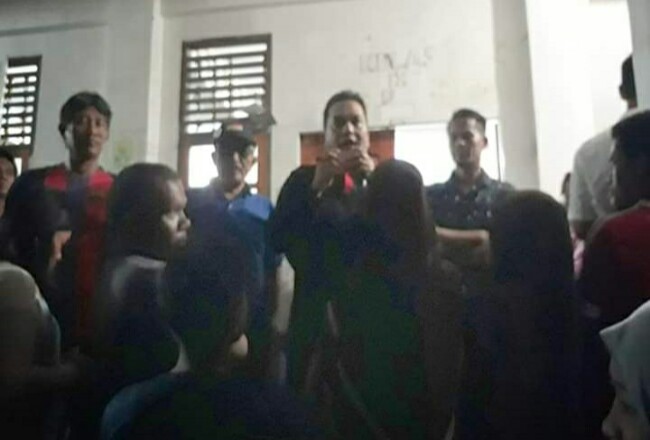 Tampak Kepala Disdukcapil Inhil berdialog dengan masyarakat yang mengantre.