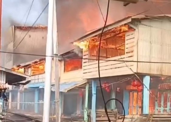 Tujuh gudang dan kantor Mapolsek Concong, Inhil terbakar (foto/int)