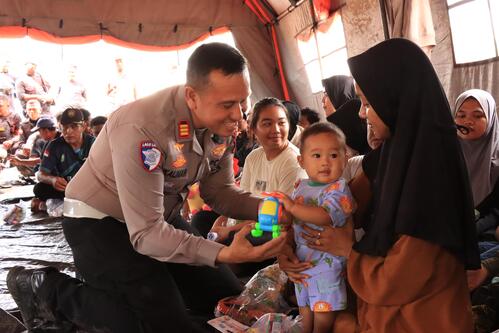 Anggota Polres Siak hadir dengan pendekatan humanis, memeluk dan menghibur anak-anak korban konflik lahan. (Foto: Diana Sari)