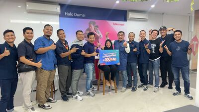 Wanda Etin Qanitasari, pelanggan Telkomsel asal Kuantan Singingi berhasil meraih hadiah utama Grand Prize senilai Rp100 juta dari program loyalitas Telkomsel. (Foto: Istimewa)