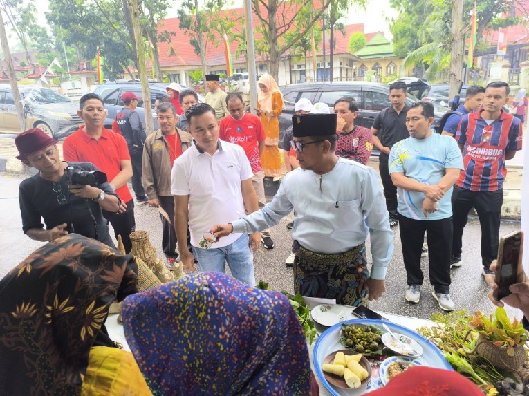 Bupati Pelalawan, Zukri hadiri lomba memasak serba ikan antar kecamatan (foto/Andy)