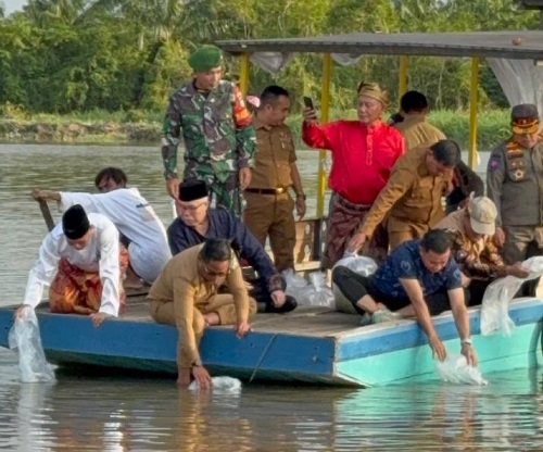 Bupati Pelalawan, h Zukri dan Wakil Bupati Pelalawa, Husni Thamrin saat melepas bibit ikan.(foto: andi/halloriau.com)
