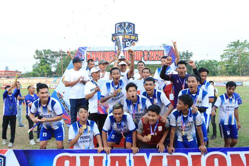 Tim Pengalihan A saat mengangkat tropi kemenangan. (Foto: Ayendra)