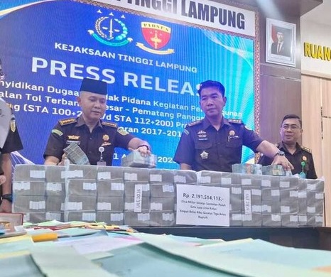 Uang hasil korupsi proyek pembangunan jalan tol Lampung yang disita Kejati Lampung, Senin (11/8/2025).