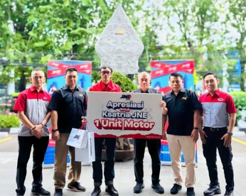 Manajemen JNE memberikan 1 unit motor yang diserahkan ke kuir yang jadi korban pembegalan di Bandung (foto/ist)