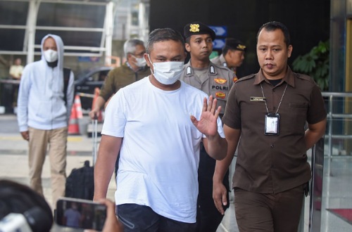 Gubernur Riau non aktif Abdul Wahid saat dibawa ke gedung KPK.(foto: int)