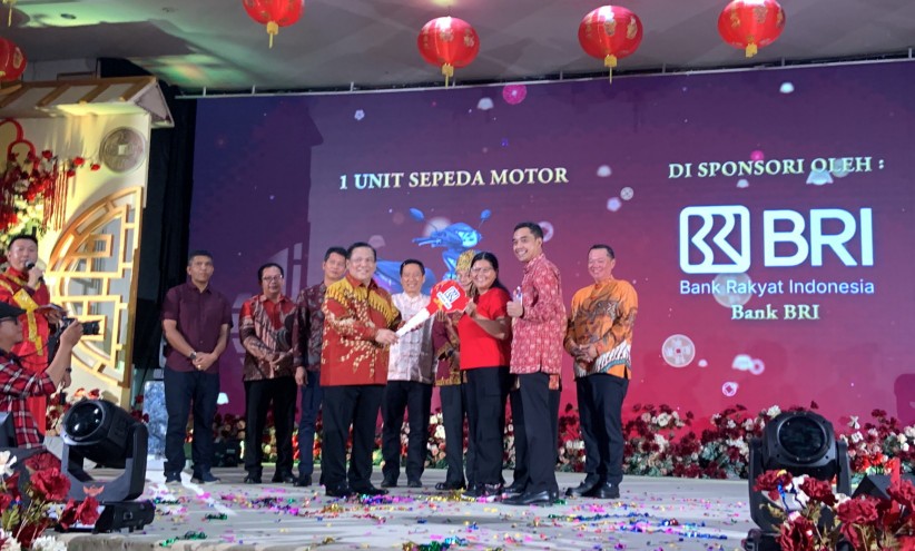BRI Hadir di Imlek 2026 Riau, Serahkan Hadiah Utama Sepeda Motor (foto/Meri)