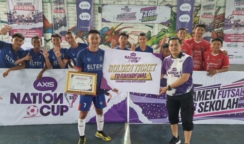 Head of Sales XL Axiata Greater Palembang-Bengkulu, Budi Utama Lubis (kanan) menyerahkan hadiah kepada Tim SMAN 4 Metro Lampung sebagai Juara 1 Babak Regional di Palembang (foto/ist)
