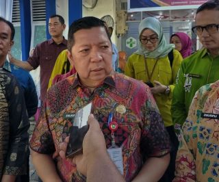 Asisten I Setdaprov Riau, Zulkifli tinjau vaksinasi calon jemaah haji (foto/int)