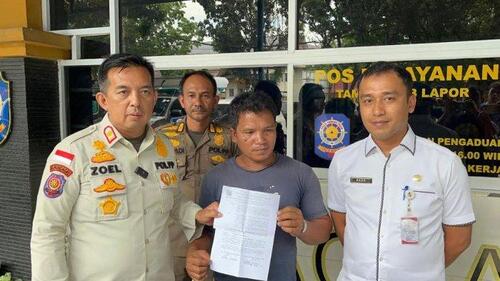 Kasatpol PP Kota Pekanbaru, Zulfahmi Adrian bersama Plt Kadis LHK Kota Pekanbaru, Reza Aulia Putra mendampingi sopir angkutan sampah mandiri yang terjaring tim satgas bersama Satpol PP Kota Pekanbaru.  (Foto: Tribun Pekanbaru)