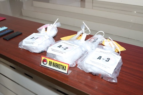 Barang bukti yang berhasil diamankan Polres Inhil berupa 3 paket besar shabu. (Foto: Ayendra)