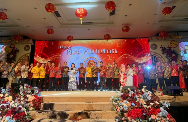 Ribuan warga ramaikan Festival Kue Bulan 2025 di Hotel Furaya Pekanbaru (foto/Dini)