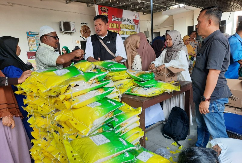 Stabilkan harga pangan masyarakat, Polres Pelalawan dan Bulog gelar pasar murah (foto/Andy)
