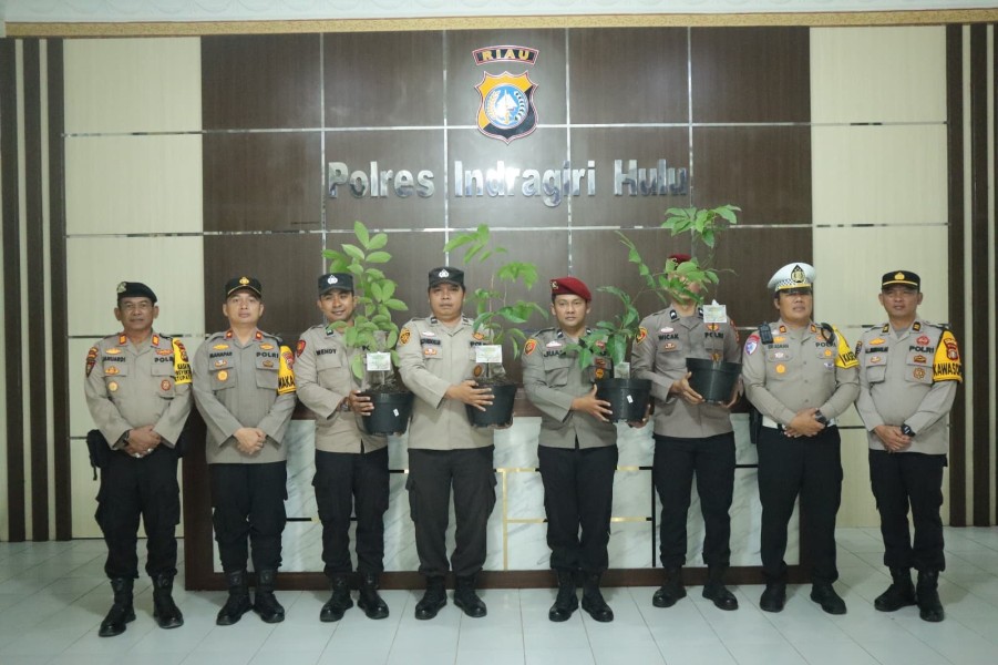 Kapolres Inhu, AKBP Fahrian beri kado bibit pohon untuk personel yang berulang tahun (foto/andri)