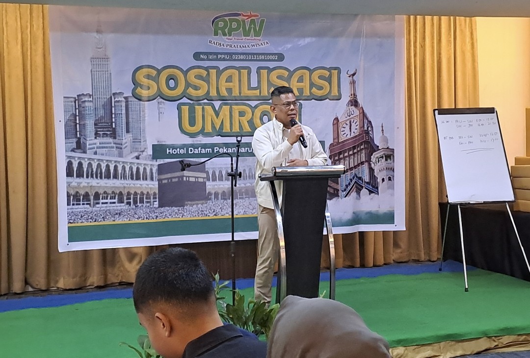 Direktur PT Radja Pratama Wisata (RPW), Saparudin, S.Sos saat acara sosialisasi paket umrah di Pekanbaru (foto/riki)