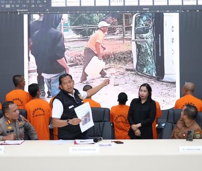 Polda Riau menetapkan satu tersangka baru berinisial AS dalam kasus penyerangan dan perusakan fasilitas milik PT SSL di Desa Tumang, Kabupaten Siak, Riau.