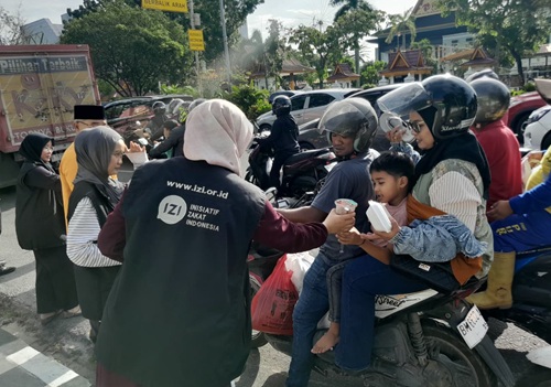 Berbagi takjil kolaborasi Kemenag-FOZ Riau, IZI Riau salurkan 100 paket nasi Jumat berkah (foto/ist)