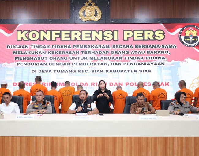 Direktur Reserse Kriminal Umum Polda Riau Kombes Asep Darmawan saat konferensi pers di Mapolda Riau, Senin (23/6/2025).