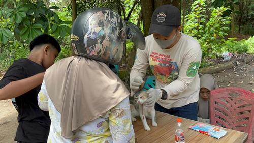 Petugas memberikan vaksin rabies kepada hewan peliharaan warga di Kelurahan Tangkerang Timur, Kota Pekanbaru, Sabtu (23/8/2025). (Foto: Tribun Pekanbaru)