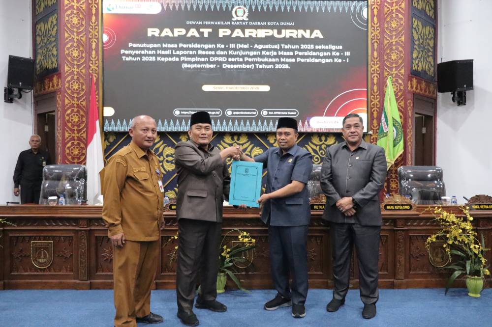 Wawako Dumai menerima laporan hasil reses dan kunjungan kerja komisi-komisi DPRD selama masa persidangan ketiga (foto/bambang) 