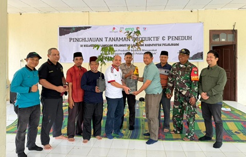 EMP Bentu Limited bersama Pemerintah Kecamatan Langgam dan Korek menanam 1.000 pohon di Balai Adat Kampung (foto/ist)