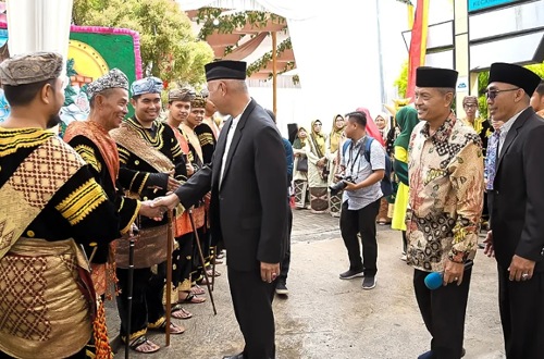 Gubernur Sumbar, Mahyeldi Ansharullah saat hadiri penyambutan perantau Magek di Kantor Wali Nagari Magek.(foto: tata/halloriau.com)