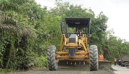 Dinas PUPR Riau mulai perbaiki Jalan Pekanbaru-Siak.(foto: mcr)