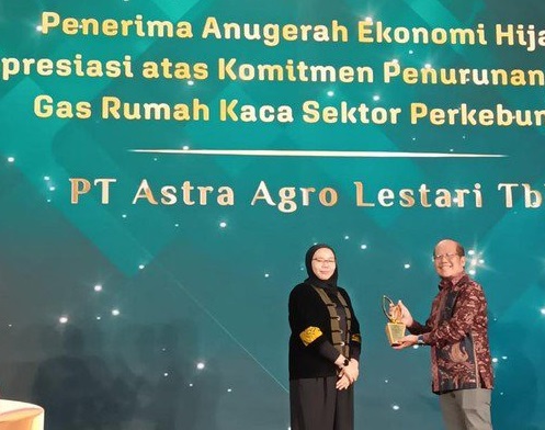 PT Astra Agro Lestari Tbk meraih penghargaan Anugerah Ekonomi Hijau untuk kategori Komitmen Penurunan Emisi Gas Rumah Kaca di sektor perkebunan
