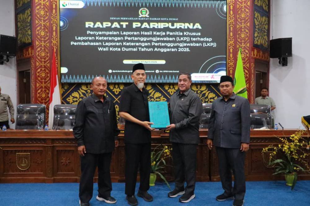Wako Paisal menerima dokumen Hasil Kerja Pansus terhadap LKPj Walikota Dumai Akhir Tahun Anggaran 2025 (foto/bambang)