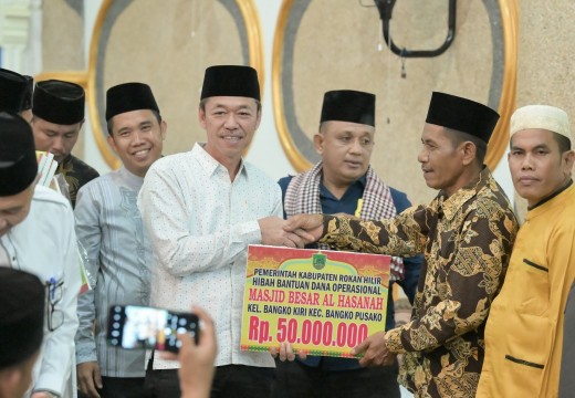 Bupati Rohil, Afrizal Sintong serahkan bantuan saat Safari Ramadan di Masjid Al-Hasanah, Bangko Pusako (foto/afrizal)