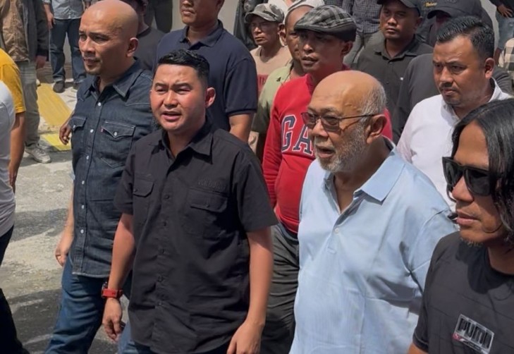 Tokoh Riau, Anto Rachman bersama ratusan Kader PP memadati sidang lanjutan Abdul Wahid hari ini (foto/ist)