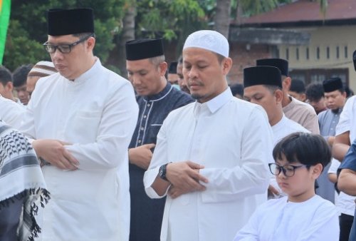 Walikota Pekanbaru, Agung Nugroho melaksanakan salat ied di Kelurahan Sidomulyo.(foto: mcr)