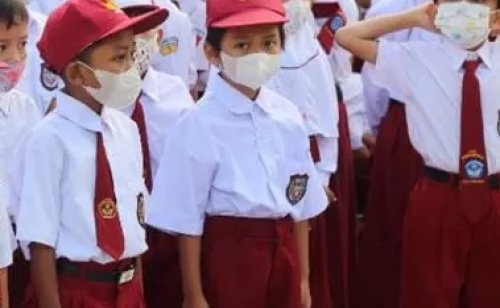 Bisnis jual beli seragam dari pihak sekolah.(ilustrasi/int)