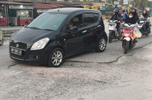 Kondisi Jalan Suka Karya yang berada di wilayah Kualu Panam, Kota Pekanbaru, saat ini masih dalam kondisi rusak (foto/naldi)