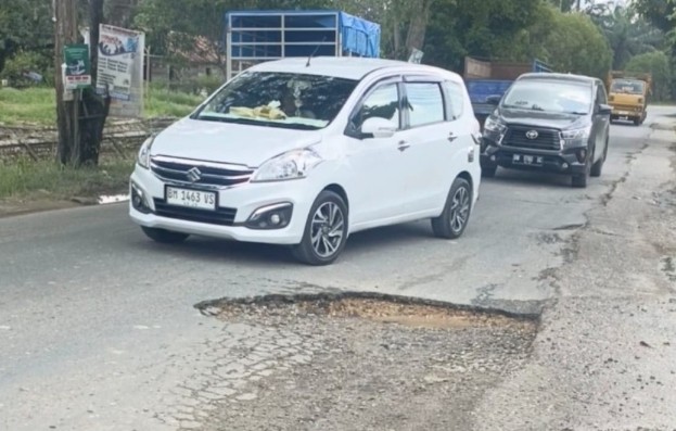 Lubang di Jalan Parit Indah Pekanbaru membahayakan pengendara (foto/Angga)