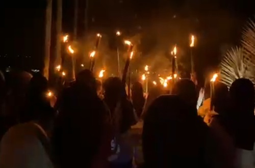 Warga Jorong Nagari, Nagari Sungai Batang saat pawai obor malam takbiran Idulfitri 1446 H.(foto: fitri/halloriau.com)