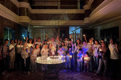 Manajemen Aryaduta Hotel Pekanbaru memperingati Earth Hour 2026.(foto: meri/halloriau.com)